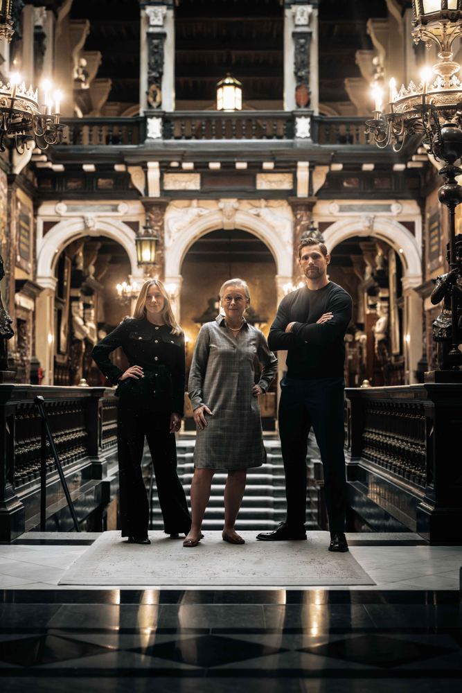 Gastheren in een historische zaal