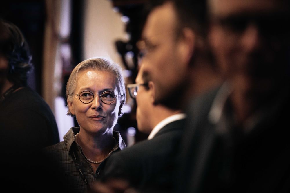 Gasten in gesprek in warm licht