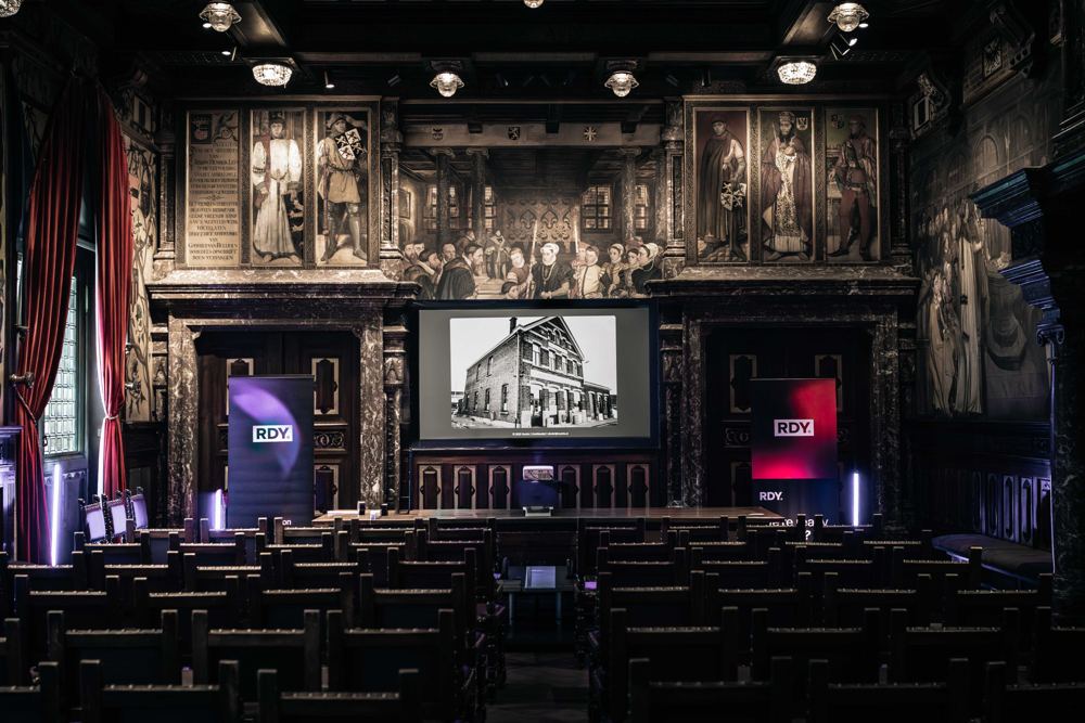 Historische zaal klaar voor een event