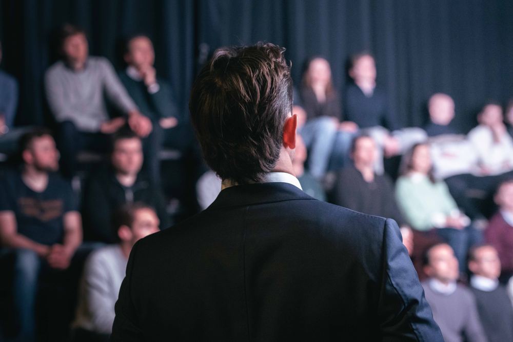 Spreker voor een volle zaal