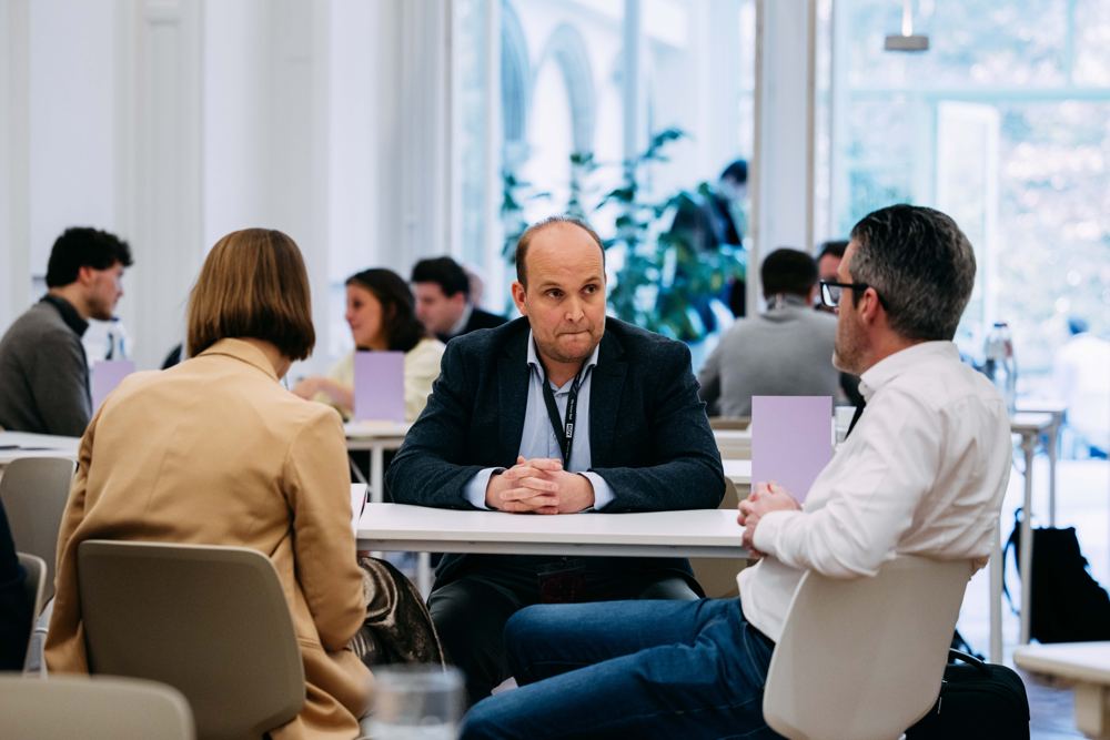 Gesprekken aan tafel tijdens matchmaking