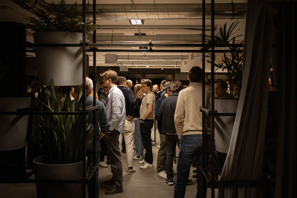 Gasten komen binnen op een summit