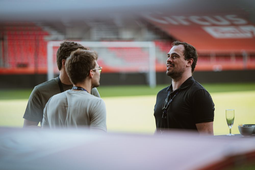 Gesprek langs het veld in een stadion