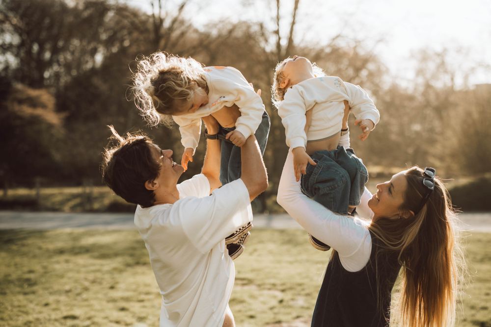 Ouders tillen hun kinderen op