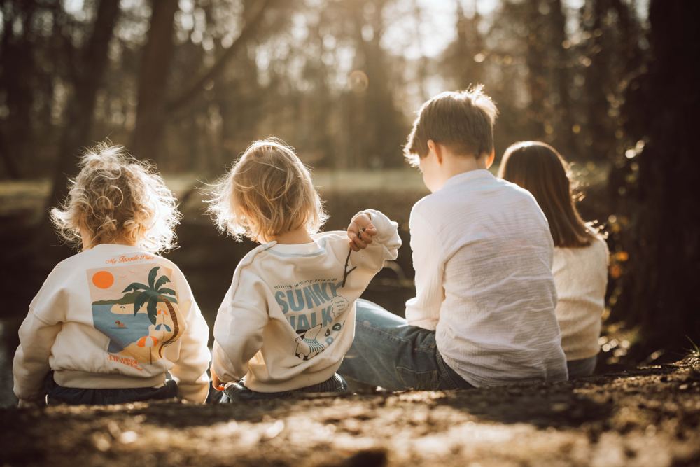 Kinderen op een rij in het bos