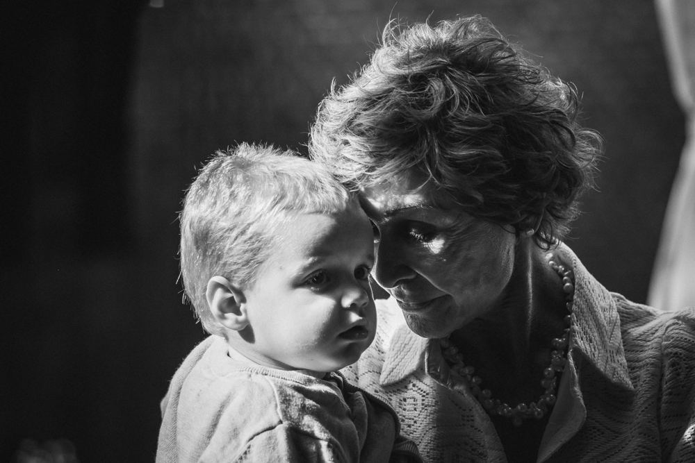 Oma en kleinkind in zwart-wit