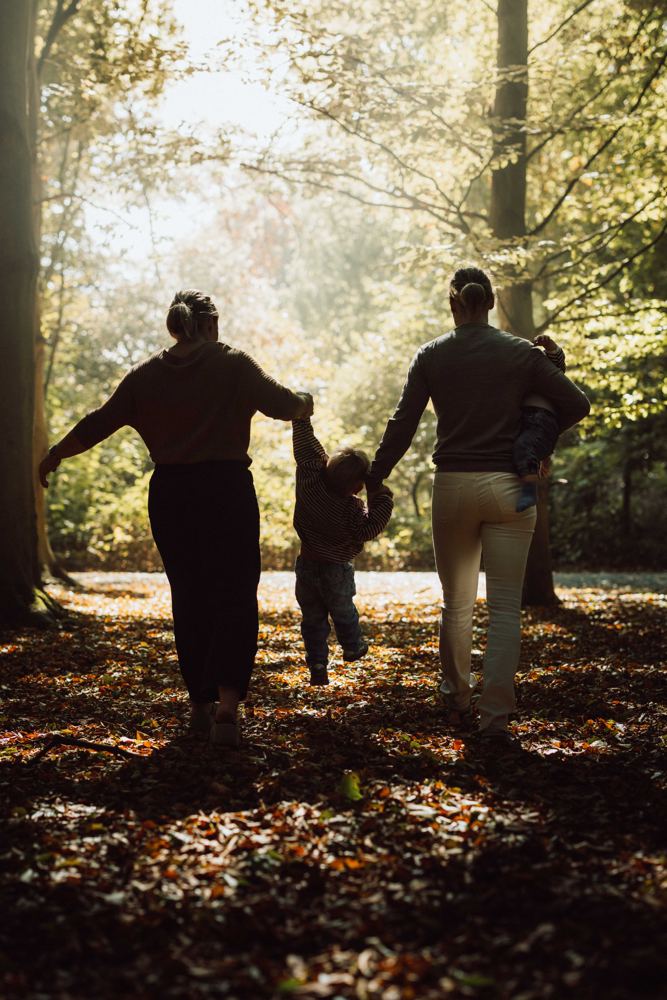 Gezin wandelt door het bos