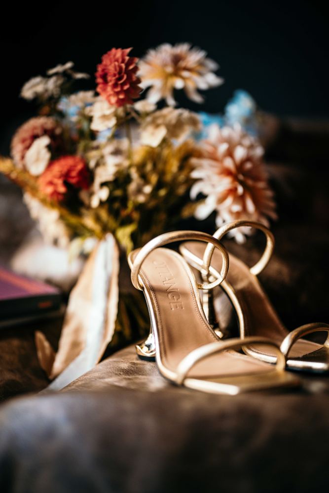 Bloemen en bruidsschoenen als detail