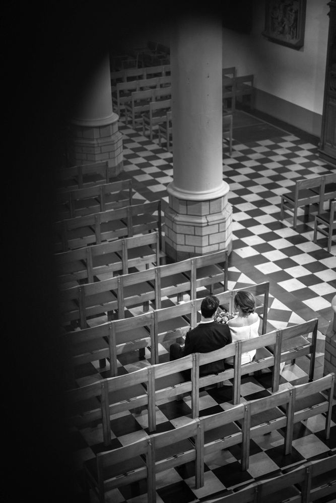 Kerk van bovenaf in zwart-wit