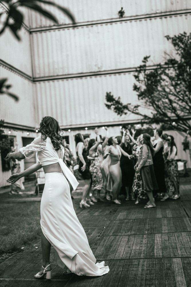 Bruid danst in zwart-wit